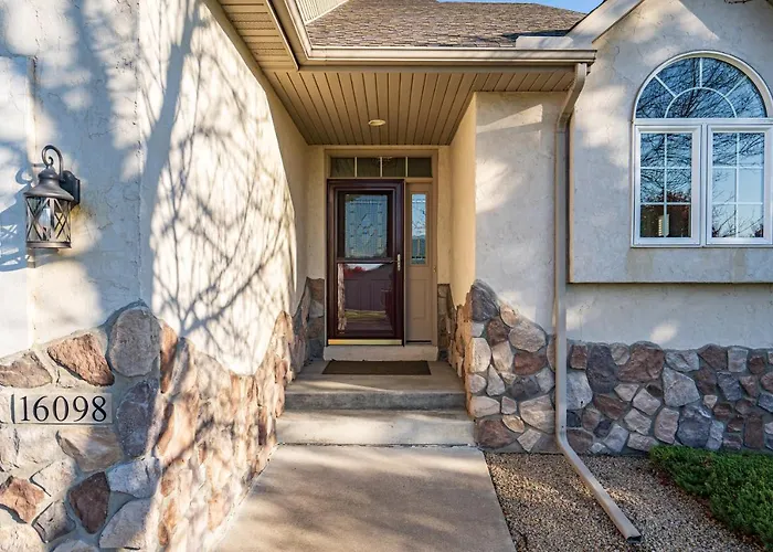 Best Hotels Near Maple Grove Raceway for Motorsport Fans