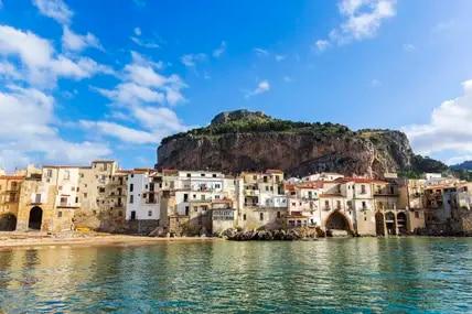Das Fischerstädtchen Cefalù ist bekannt für seine mittelalterliche Altstadt.