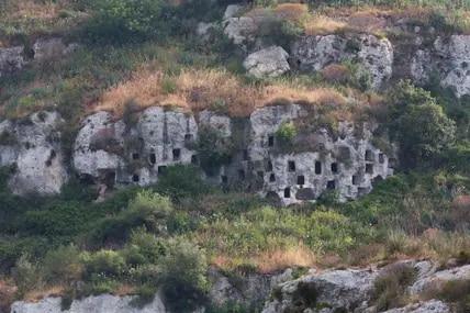 In der Höhlenstadt Pantalica wurden über 5000 Felsgräber in den Kalkstein gehauen.