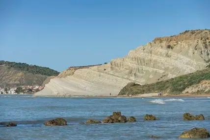 An der Scala dei Turchi entstand über die Jahrzehnte ein treppenartiges Muster im weißen Kalksteinfelsen.