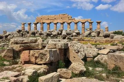 In der antiken griechischen Stadt Selinunt gibt es acht Tempel zu sehen.