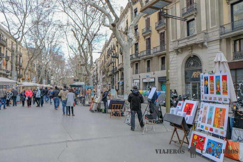 Pasear por La Rambla, una de las cosas que hacer en Barcelona