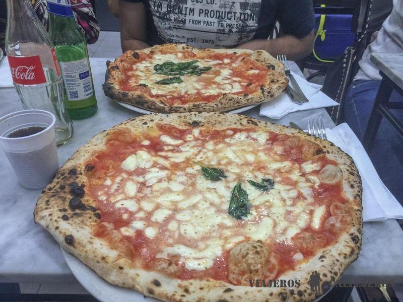 Comer pizza, una de las cosas que hacer en Nápoles